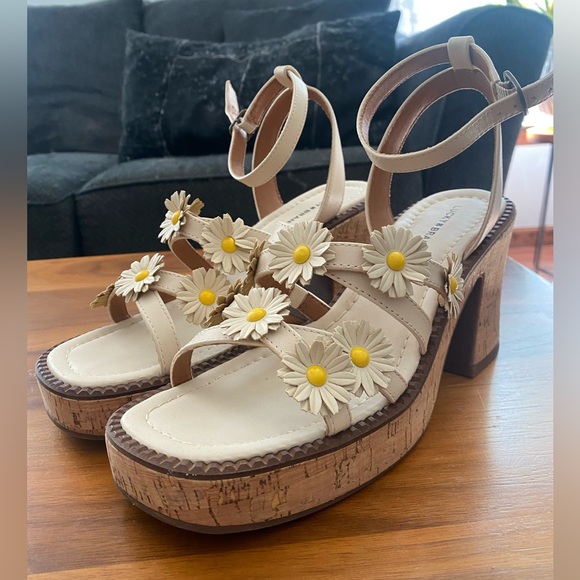 Lucky Brand daisy sandals - Picture 1 of 5